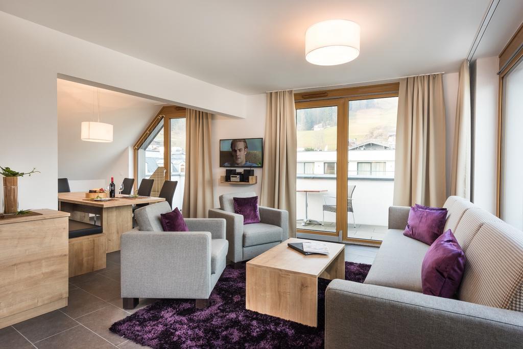 Alpenparks Hotel & Apartment Central Zell Am See Room photo